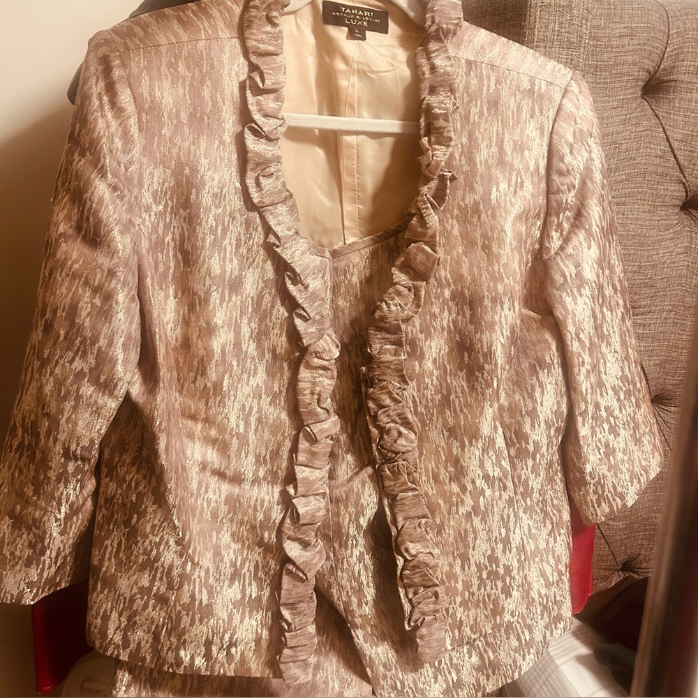 TAHARI  Arthur S Levine LUXE collaboration Women's Elegant Blazer with Ruffle. 💕
